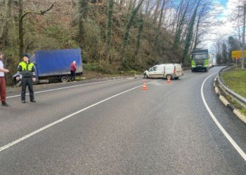 Столкновение фургона с мясом и грузовика парализовало движение в Сочи