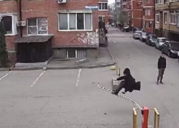 В Краснодаре подросток сломал шлагбаум и упал рядом