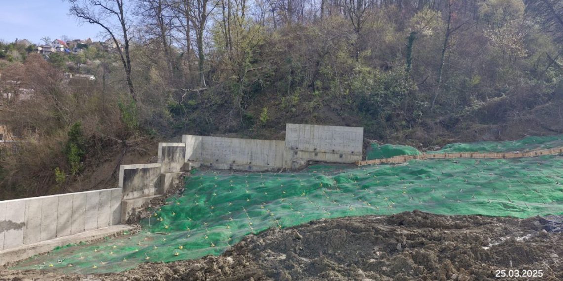 В Сочи ликвидируют последствия оползня на улице Макаренко