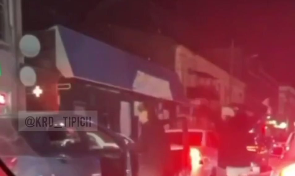 В Краснодаре девушки танцевали прямо на дороге