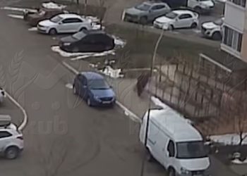 В Краснодаре выносивший мертвого подростка мужчина попал на видео