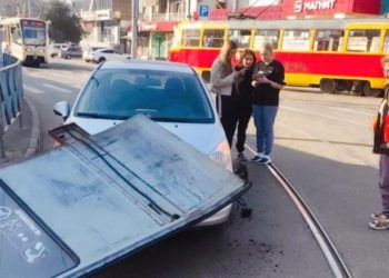 В Краснодаре трамвай лишился двери из-за неосторожного водителя