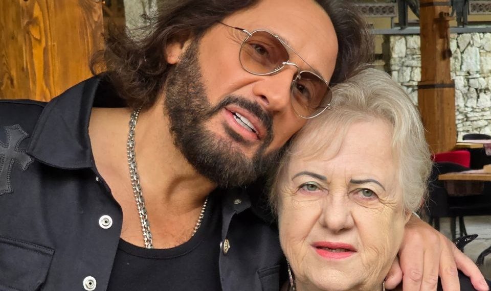 Стас Михайлов опубликовал фото с матерью в ее день рождения в Сочи