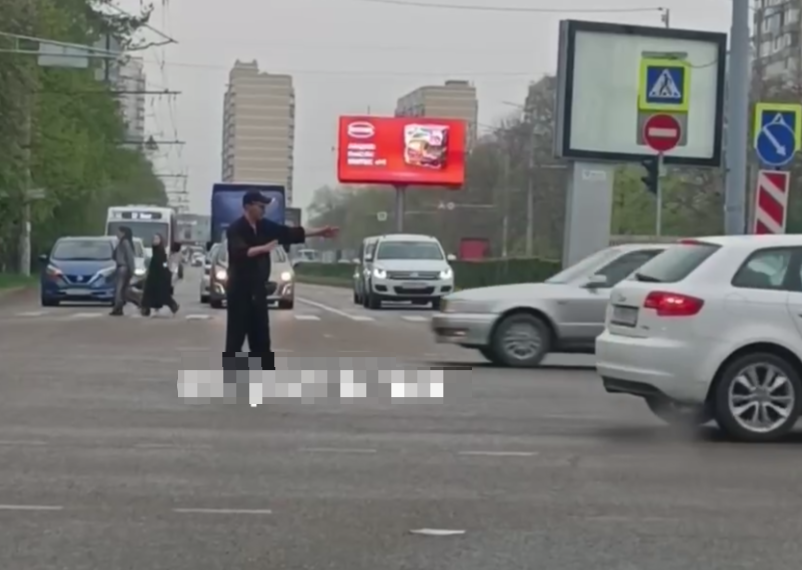 В Краснодаре лжерегулировщик устроил импровизированный перформанс на перекрёстке
