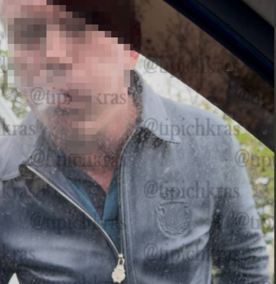 В Краснодаре плевавший в авто женщины сотрудник администрации ищет новую работу