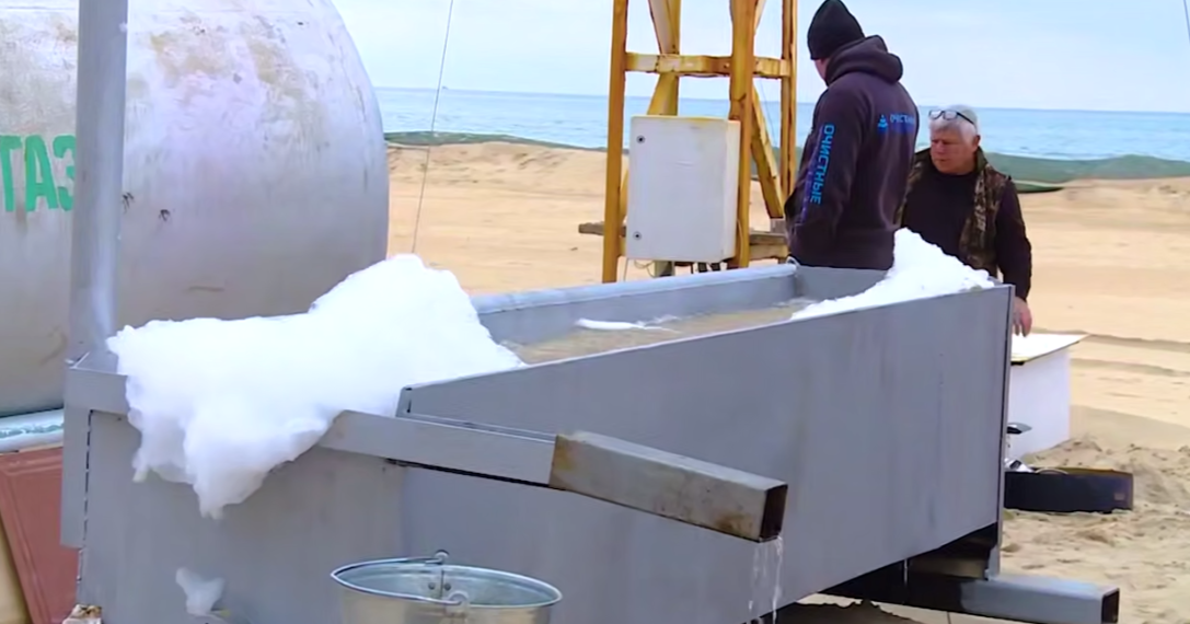 В Анапе тестируют установку для очистки песка от мазута с помощью пены