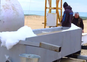 В Анапе тестируют установку для очистки песка от мазута с помощью пены