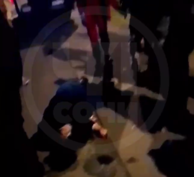 Рядом с Сочи мужчина сначала тащил женщину за собой, а потом бросил на улице