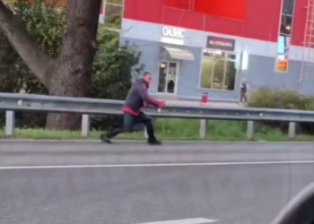 В Сочи местный житель на дороге устроил эпичную битву с невидимым врагом