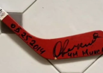 Коллекционная клюшка Овечкина с Олимпиады-2014 выставлена на продажу в Сочи