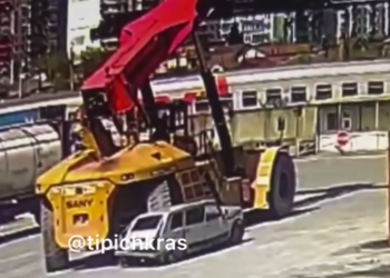 В Новороссийске погрузчик ненароком придавил «Ниву» с водителем внутри