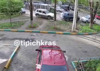 В Краснодаре женщина устроила «мусорный баскетбол» из окна — пострадало авто