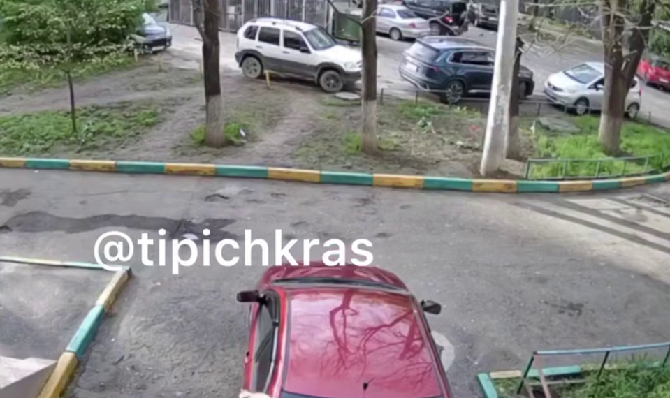 В Краснодаре женщина устроила «мусорный баскетбол» из окна — пострадало авто