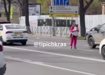 В Краснодаре женщина с младенцем на руках просит милостыню посреди дороги