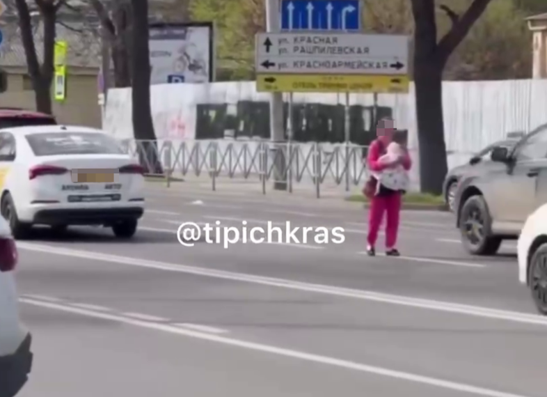 В Краснодаре женщина с младенцем на руках просит милостыню посреди дороги