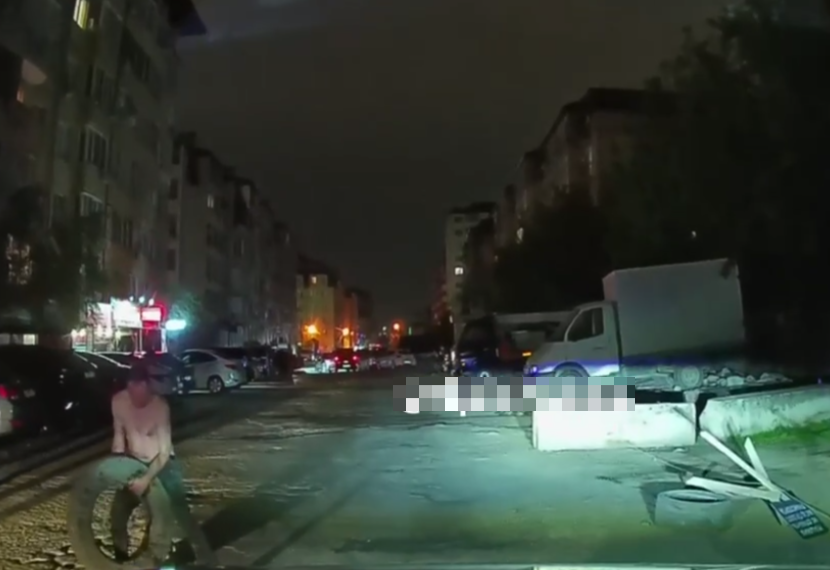 Мужчина с голым торсом и покрышкой мотался по дорогам Краснодара