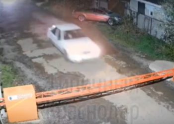 Водитель снес шлагбаум в Краснодаре, убегая от полиции