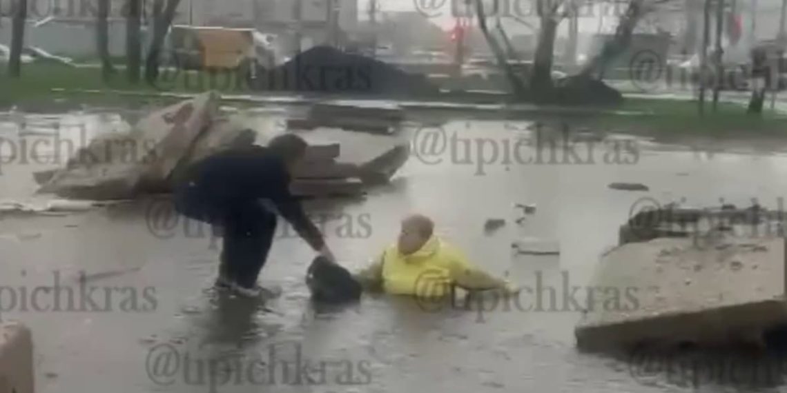 Женщина провалилась в открытый люк на подтопленной улице Краснодара