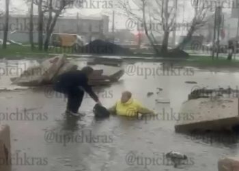 Женщина провалилась в открытый люк на подтопленной улице Краснодара