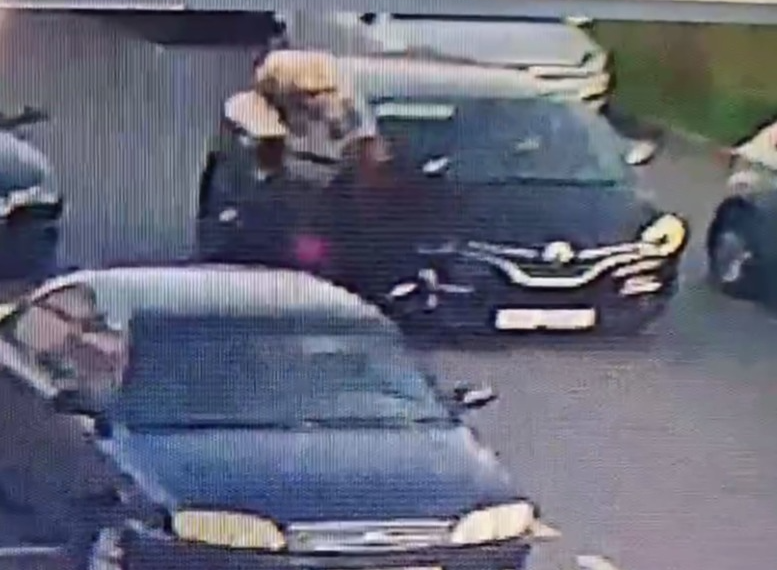 Жительница Краснодара пнула автомобиль после перехода дороги не по «зебре»