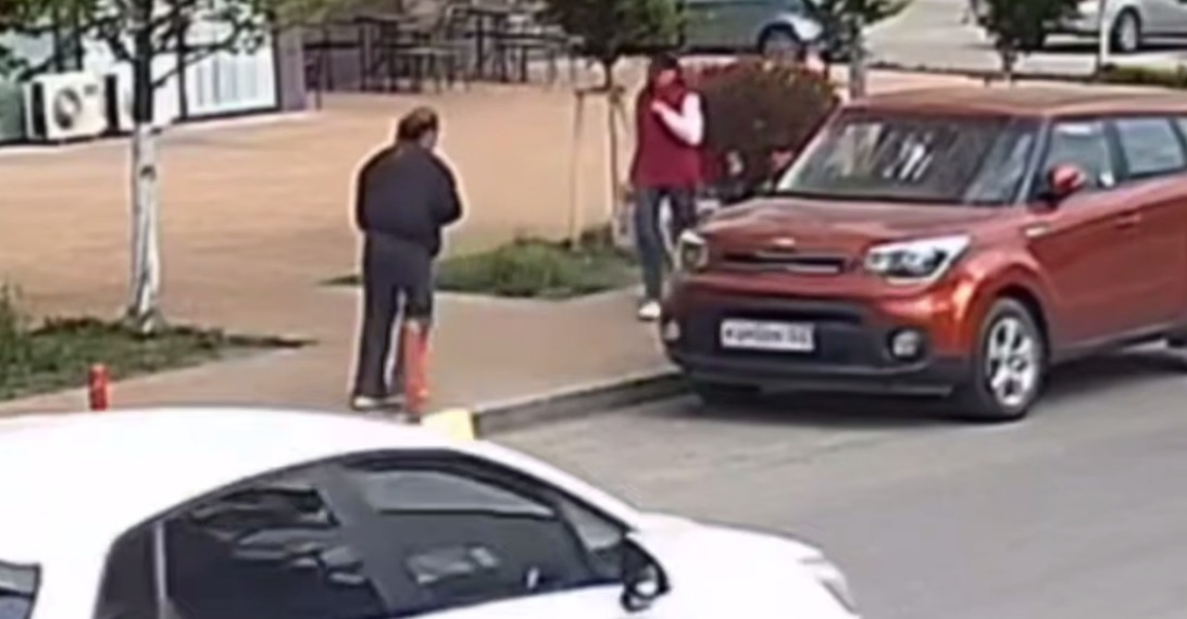 В Краснодаре женщина на улице бьёт в живот ногой незнакомых ей девушек
