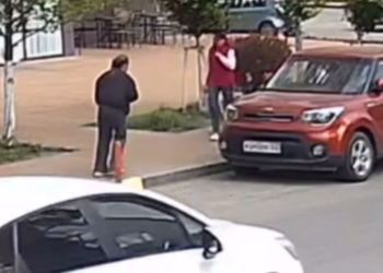 В Краснодаре женщина на улице бьёт в живот ногой незнакомых ей девушек