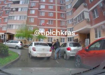 В Краснодаре таксист с трудом вышвырнул пассажирку из авто