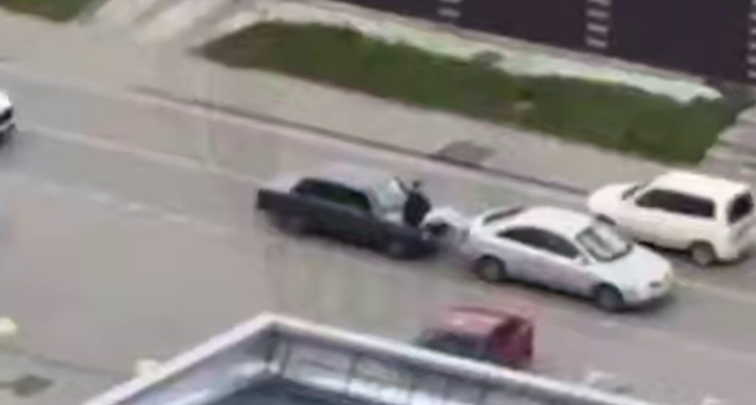 В Краснодаре парень верхом на «Жигулях» ногами толкал Nissan