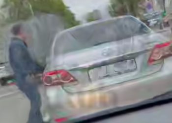 В Краснодаре «сотрудник администрации» плевал в авто женщины и угрожал ей