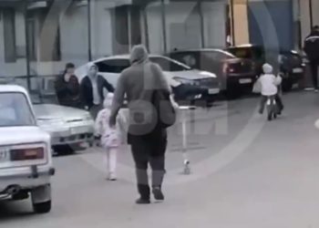 В Сочи мужчина разбил камнем лобовое стекло Porsche