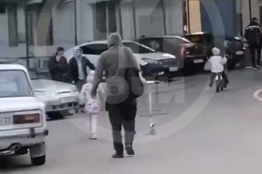 В Сочи мужчина разбил камнем лобовое стекло Porsche