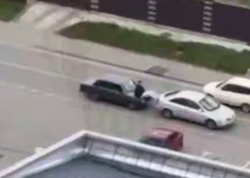 В Краснодаре парень верхом на «Жигулях» ногами толкал Nissan