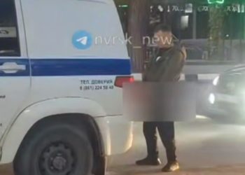 На Кубани мужчина помочился на патрульное авто с полицейскими внутри