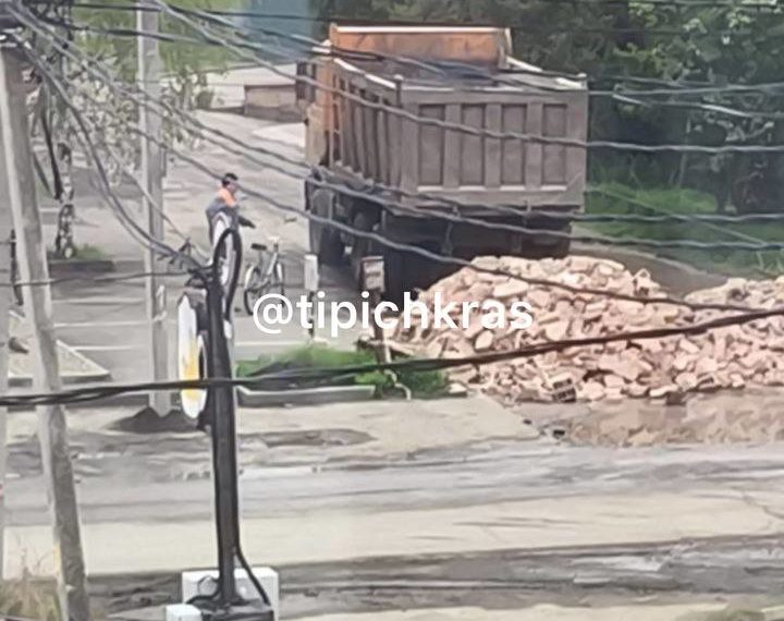 В Краснодаре жители улицы Губкина продолжают строить баррикады