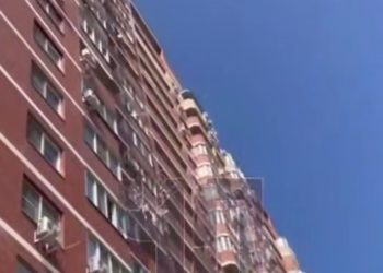 В Краснодаре 15-летний подросток выпал с 19-го этажа