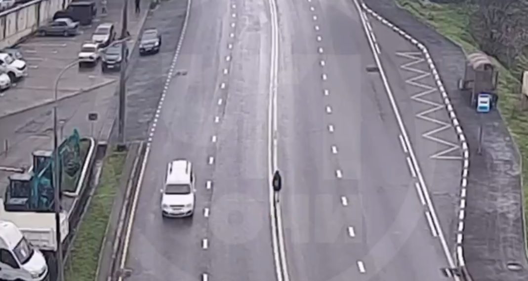 В Сочи неадекватная девушка разгуливала по дороге и мешала машинам