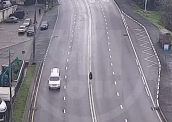 В Сочи неадекватная девушка разгуливала по дороге и мешала машинам