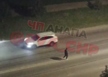 В Анапе сотрудники ДПС задержали бродившего по дороге мужчину