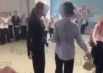В краснодарской школе девочка напала на завуча и попала на видео