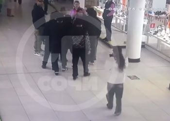 В ТЦ в Сочи группа подростков напала на сверстника и мужчину