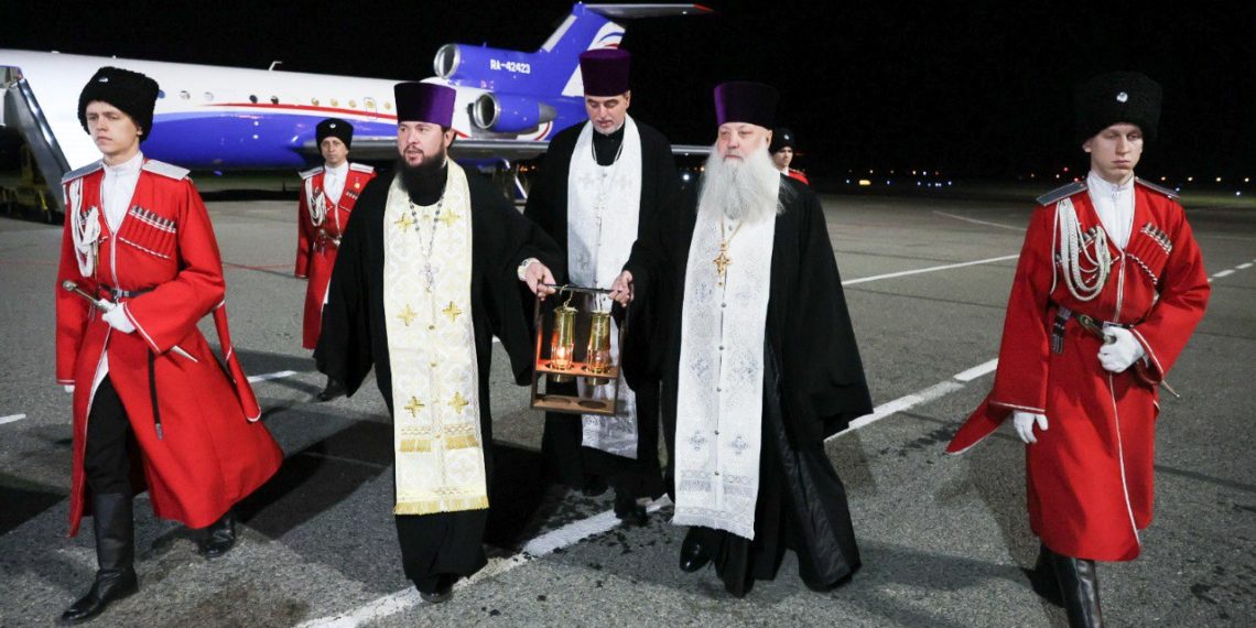 В закрытый аэропорт Краснодара доставили Благодатный огонь