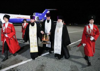 В закрытый аэропорт Краснодара доставили Благодатный огонь