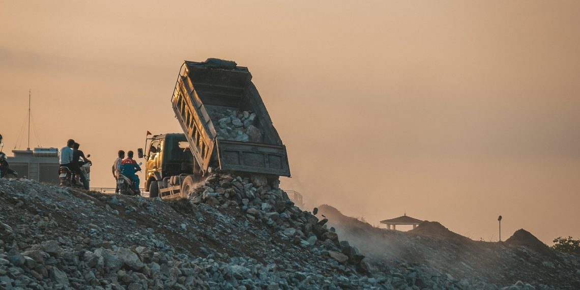 В Краснодаре поймали нелегального мусорщика с поличным