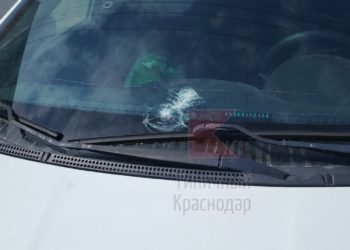 Продавец клубники разбил стекло машины краснодарки после конфликта на трассе