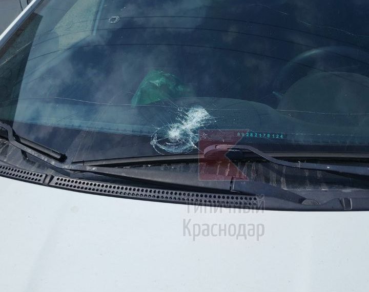 Продавец клубники разбил стекло машины краснодарки после конфликта на трассе