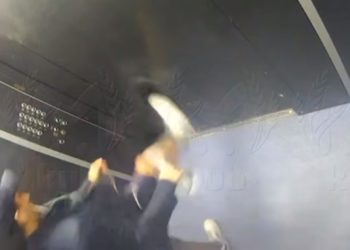 В Краснодаре мужчина избил лифт