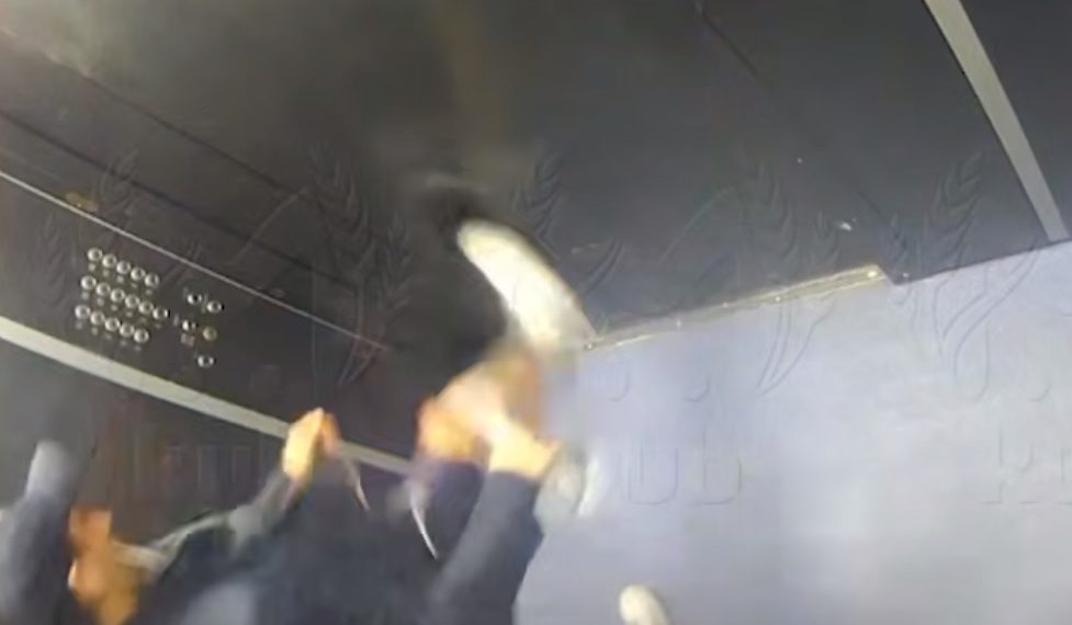 В Краснодаре мужчина избил лифт