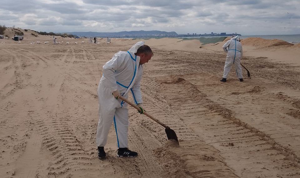 Новые случаи загрязнения побережья Анапы мазутом зафиксированы 27 апреля