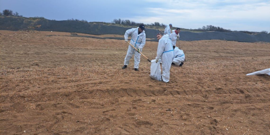 В Анапе обнаружили новые выбросы мазута 25 апреля