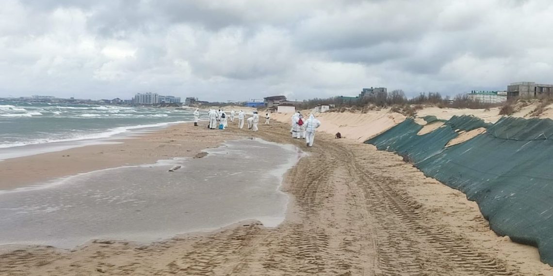 В Анапе зафиксировали новые выбросы мазута 6 апреля
